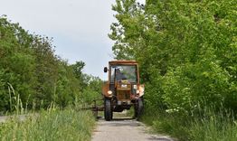 Започна косенето на тревата около велоалеята