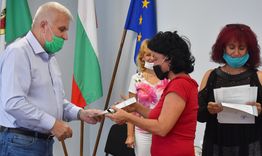 Кметът Денчо Бояджиев връчи удостоверения на 30 социални асистенти, обучени по проекта „Нови умения – нови възможности“