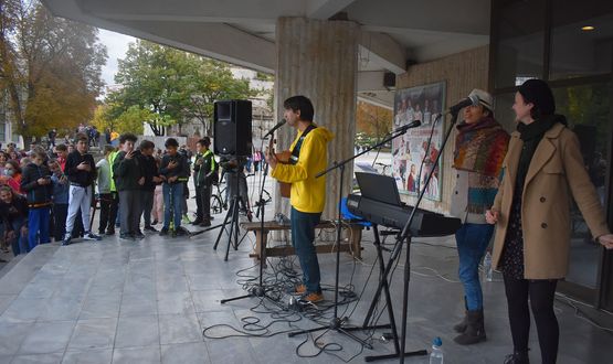 Концерт на трио "Чай на покрива" събра разградски тинейджъри 