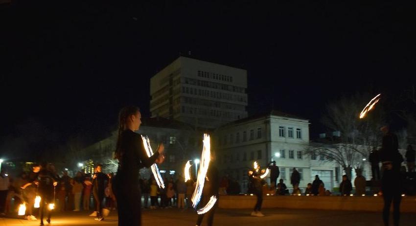 С танци с огън и светлини Разград се включи в екоинициативата „Часът на Земята”