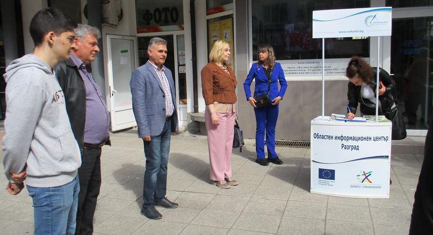 Заместник-кметът Зорница Евгениева посети приемна на Областния информационен център