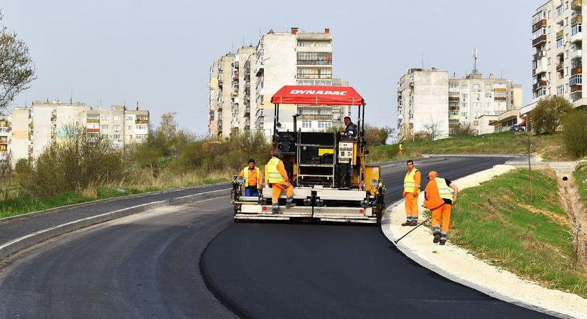 Започна полагането на втори пласт асфалт на ул. „Ивайло“