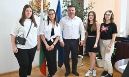 Четири ученички започват практика в Областна администрация