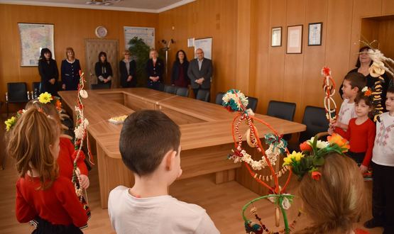Деца от градина „Приказка” поздравиха общинското ръководство за Коледа и Нова година