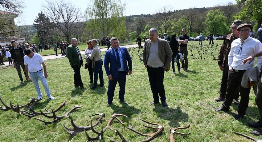 В Ловно стопанство „Воден - Ири Хисар“ се проведе X-то изложение Преглед на паднали рога от благороден елен