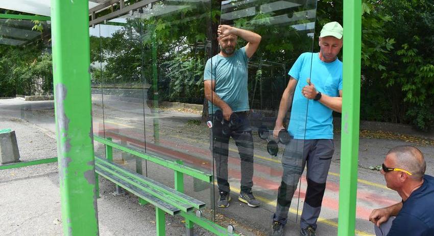 Започна подмяна на стъклата на част от автобусните спирки в Разград