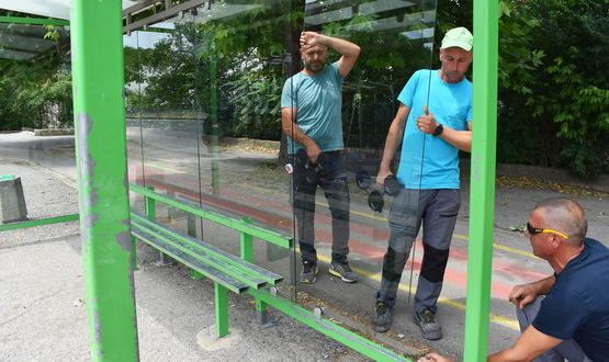 Започна подмяна на стъклата на част от автобусните спирки в Разград