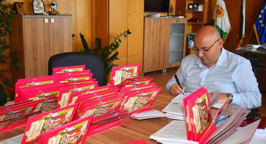 409 първокласници ще получат от кмета Добрин Добрев книжка с български народни приказки в първия учебен ден