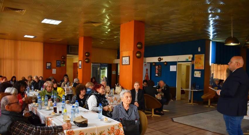 Кметът Добрев и зам.-кметът Елка Неделчева се срещнаха с представители на пенсионерските клубове