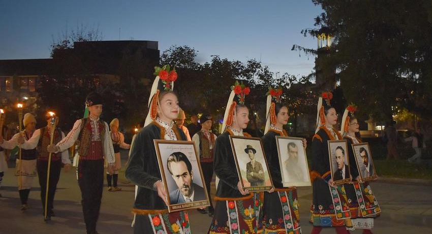 Над 700 души участваха в празничното факелно шествие, посветено на Деня на народните будители