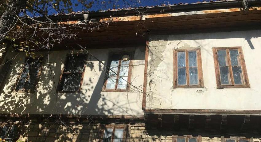 Старинна къща се руши