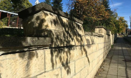 Ограда на училище може да падне всеки момент