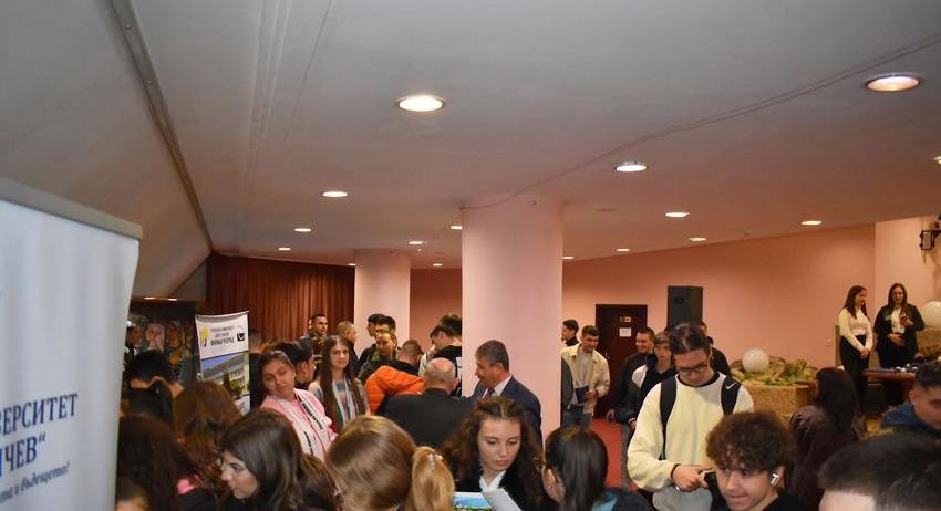 28 висши учебни заведения участват в Кандидатстудентска борса в Разград днес