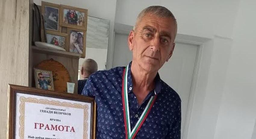 Дресьорът на кучета Якуб Сосой получи златен медал и грамота