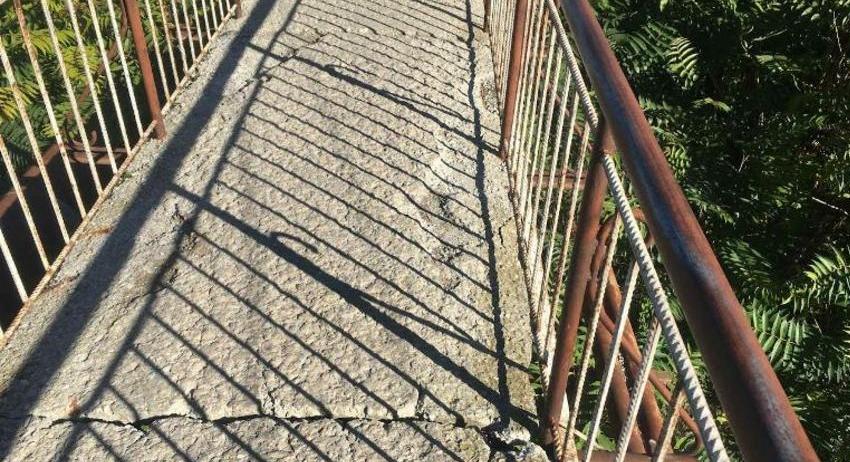 Граждани алармираха за опасен мост