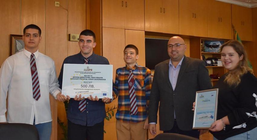 Кметът Добрин Добрев връчи на четирима ученици награда от национален младежки конкурс
