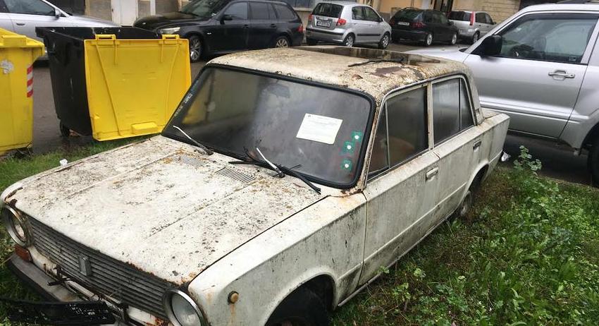 Старо „Жигули” е паркирано от години в зелена площ на ул. „Васил Левски”