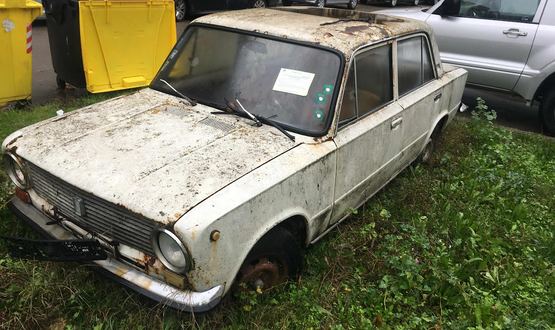 Старо „Жигули” е паркирано от години в зелена площ на ул. „Васил Левски”