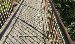 Граждани алармираха за опасен мост