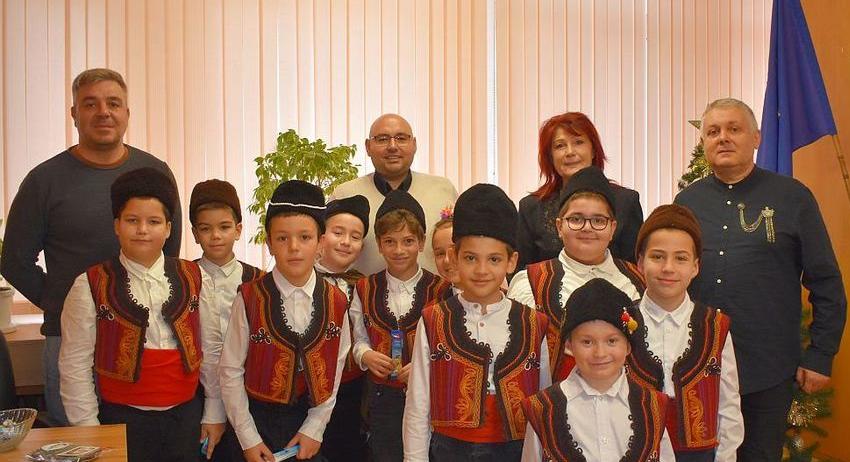 Коледари от ОУ „Васил Левски“ отправиха благословии към кмета Добрин Добрев 