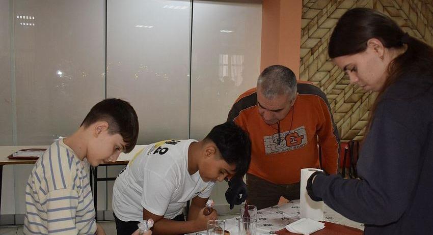 90 деца от 6 училища в Разград се включиха в работилница „С дъх на Коледа“