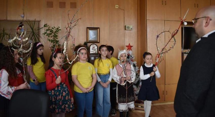 Деца внесоха коледно настроение в Община Разград