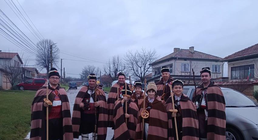 Коледари обиколиха къщите в разградско село