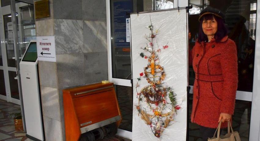 Най-високата сурвачка от конкурса „Коледни фантазии“ вече е част от празничната украса на Община Разград