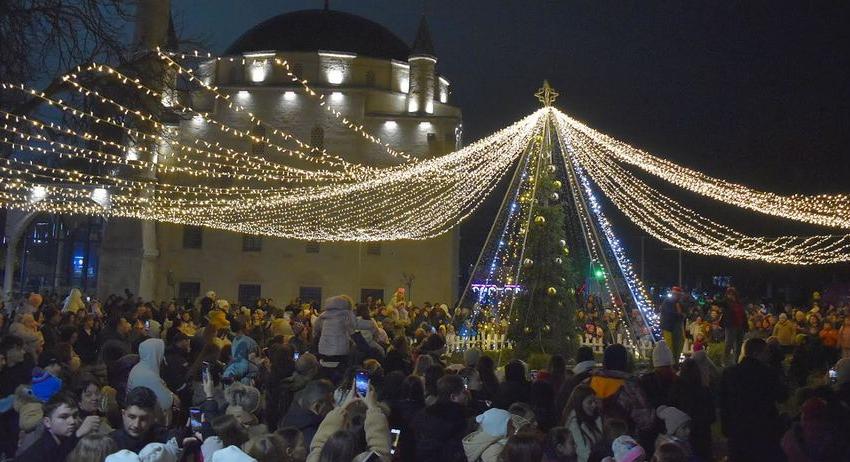 С коледна магия грейнаха светлините на елхата в Разград