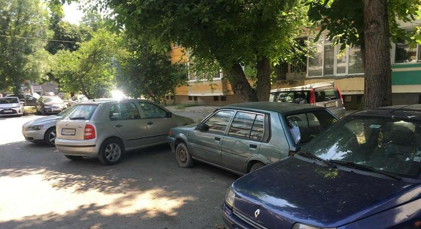 Стар автомобил е паркиран отдавна на место за две коли