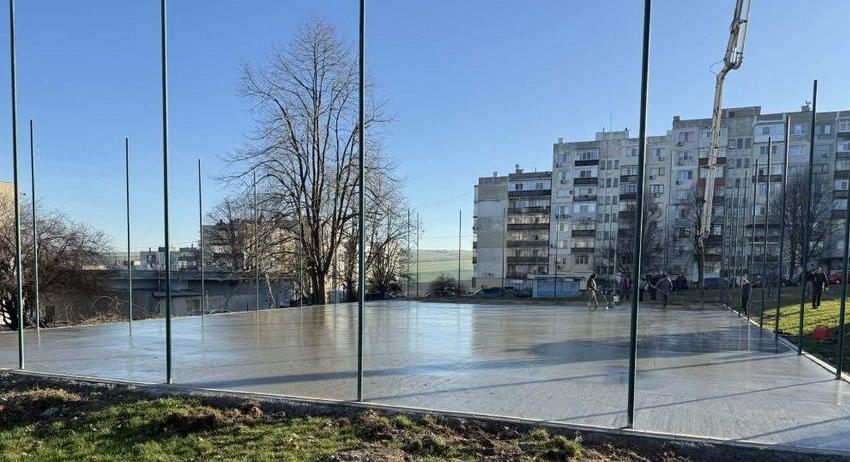 Започна полагането на бетон на спортната площадка до пазара в жк „Орел“