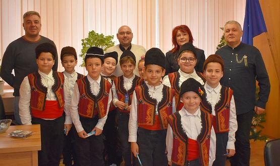 Коледари от ОУ „Васил Левски“ отправиха благословии към кмета Добрин Добрев 