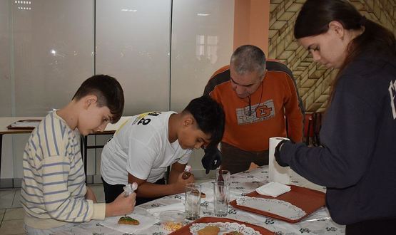 90 деца от 6 училища в Разград се включиха в работилница „С дъх на Коледа“