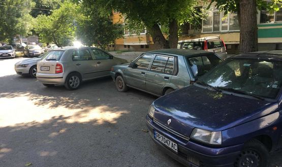 Стар автомобил е паркиран отдавна на место за две коли