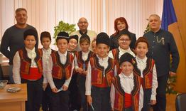 Коледари от ОУ „Васил Левски“ отправиха благословии към кмета Добрин Добрев 