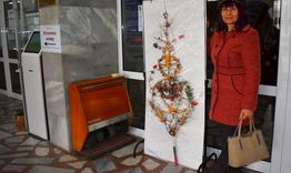 Най-високата сурвачка от конкурса „Коледни фантазии“ вече е част от празничната украса на Община Разград