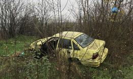 Разграбват изоставен автомобил