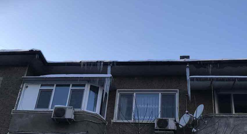 Опасни ледени висулки дебнат пешеходците по ул. „Дондуков”