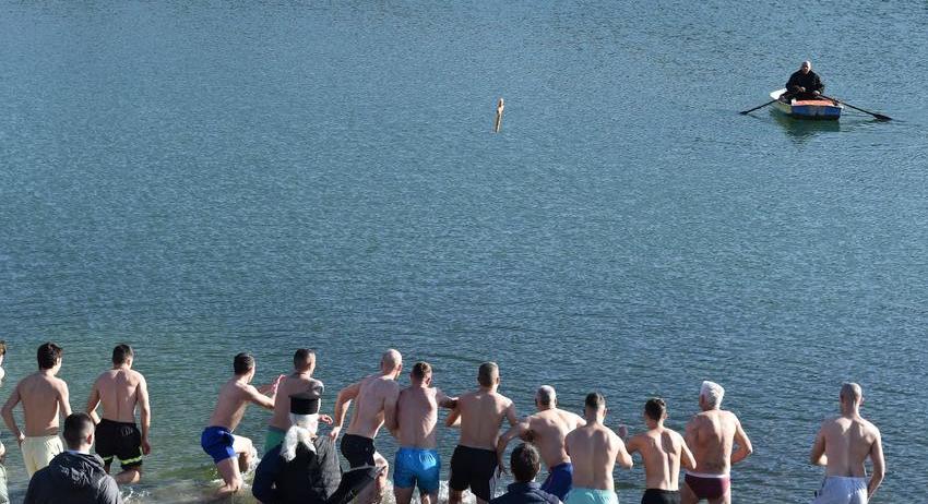 Ритуалът за спасяване на Богоявленския кръст бе изпълнен и тази година в Разград