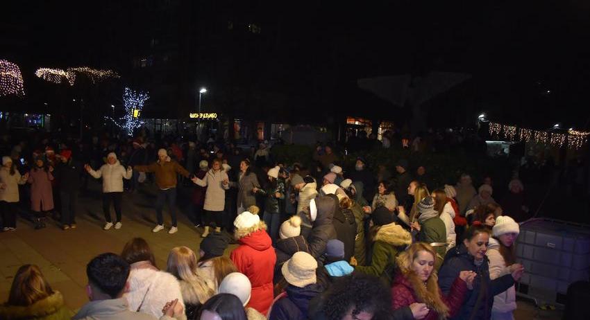 С кръшни хора на площада започна Новата 2026-та година за Разград