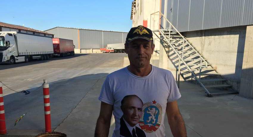 Шофьор на ТИР с фланелка с лика на Тодор Живков