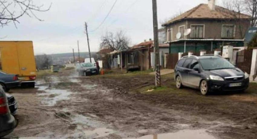Улица в лознишко село от години стои неасфалтирана въпреки обещанията на политици