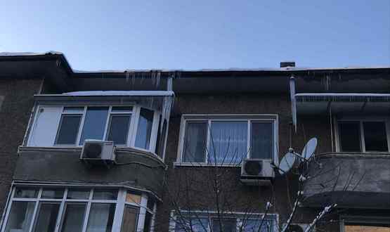 Опасни ледени висулки дебнат пешеходците по ул. „Дондуков”