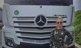 Чаровната Хатидже Мусова управлява 40-тонен ТИР