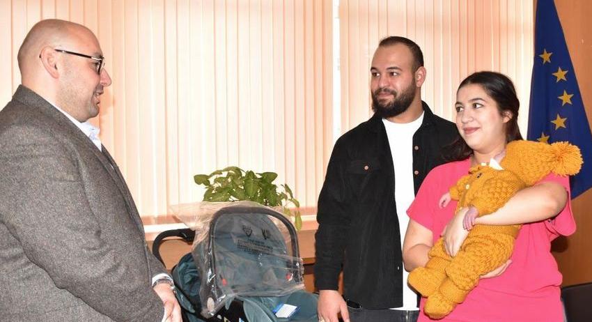 Бебето, родено на 28 януари, получи първия си подарък от кмета Добрин Добрев
