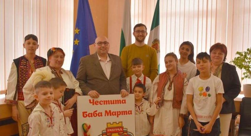 Деца от Комплекса от центрове за настаняване от семеен поздравиха ръководството на Община Разград за Баба Марта