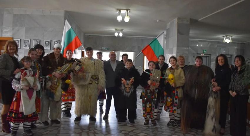Кукерите от ДТШ „Хорце“ пожелаха здраве и берекет в Община Разград