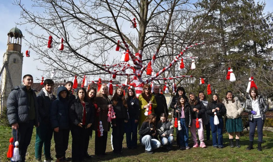 Деца направиха мартеници за украсата на Разград за Баба Марта