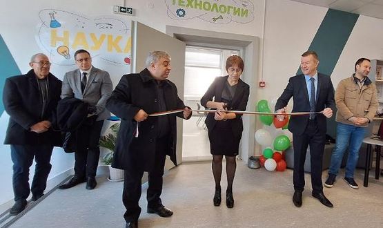 Прерязаха лентата на STEM център в НПТГ „Шандор Петьофи“