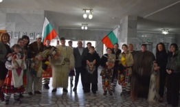 Кукерите от ДТШ „Хорце“ пожелаха здраве и берекет в Община Разград